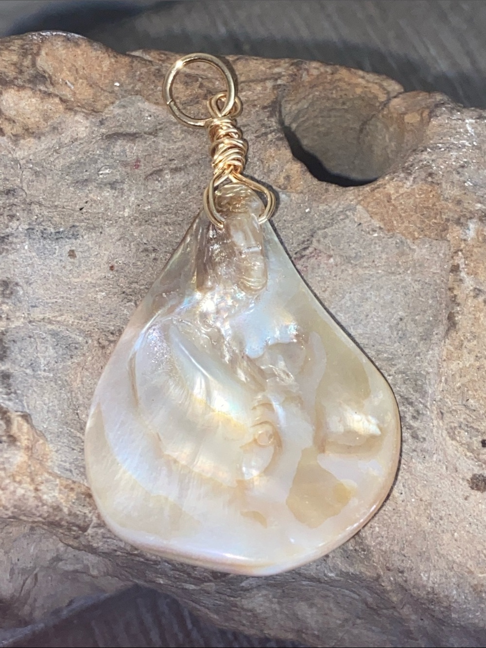5/$10❤️❤️❤️NEW Handmade Iridescent Shell Charm Pendant